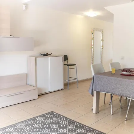 アパート Townhouse Oasis Fanabe With 3 Bedrooms And Ac, Mir150 アデヘ